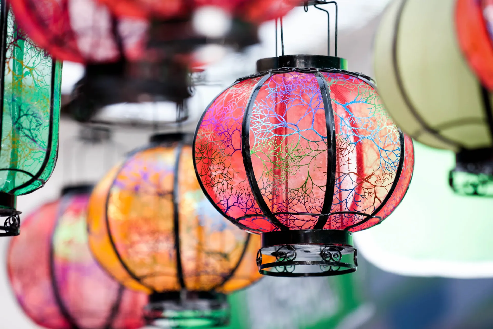 Kolorowe lampiony, które podczas Święta Lampionów symbolizują nadzieję, światło i szczęście Kolorowe lampiony, które podczas Święta Lampionów symbolizują nadzieję, światło i szczęście