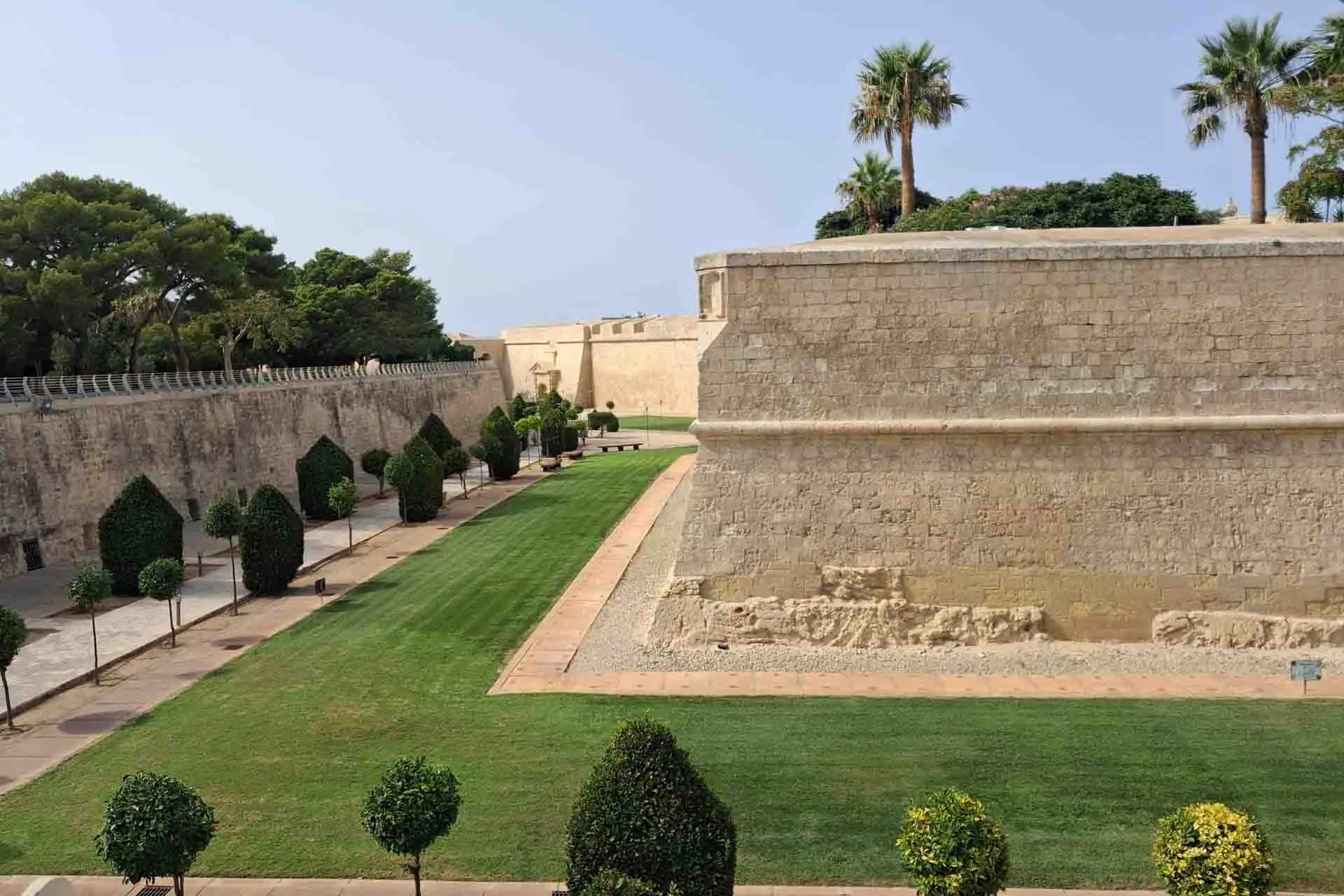 Mury miejskie i zadbane ogrody przy wejściu do Mdiny, dawnej stolicy Malty Mury miejskie i zadbane ogrody przy wejściu do Mdiny, dawnej stolicy Malty