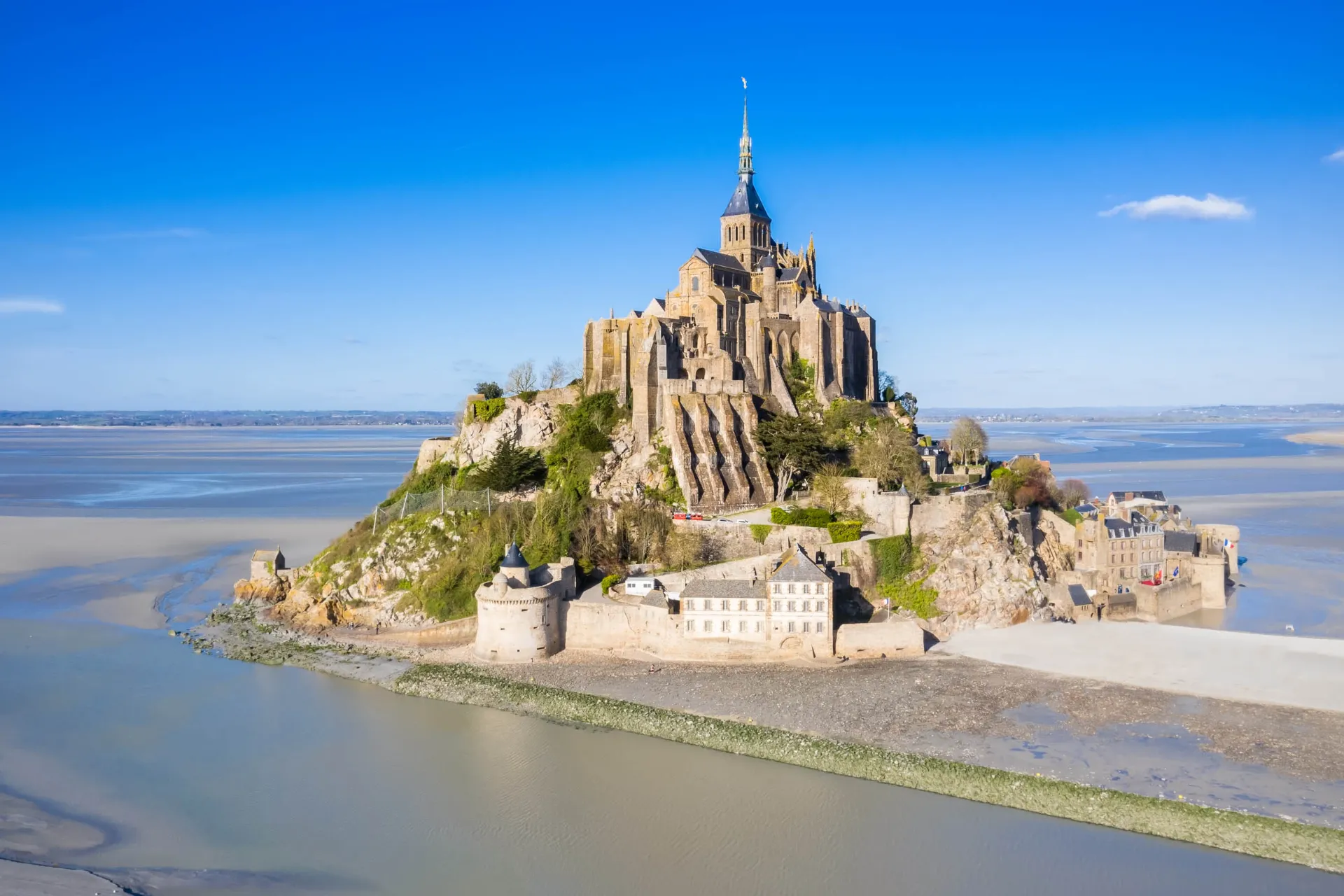 Legendarny Mont-Saint-Michel to tak zwana wyspa pływowa. Woda może wzrosnąć do 14 metrów Legendarny Mont-Saint-Michel to tak zwana wyspa pływowa. Woda może wzrosnąć do 14 metrów