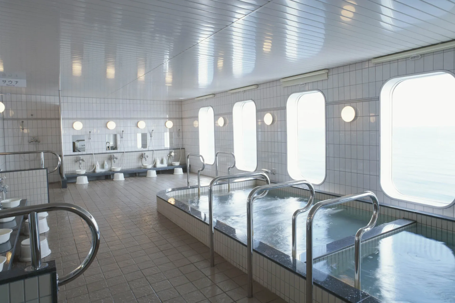 Tradycyjna japońska kąpiel onsen na promie do Maizuru Tradycyjna japońska kąpiel onsen na promie do Maizuru