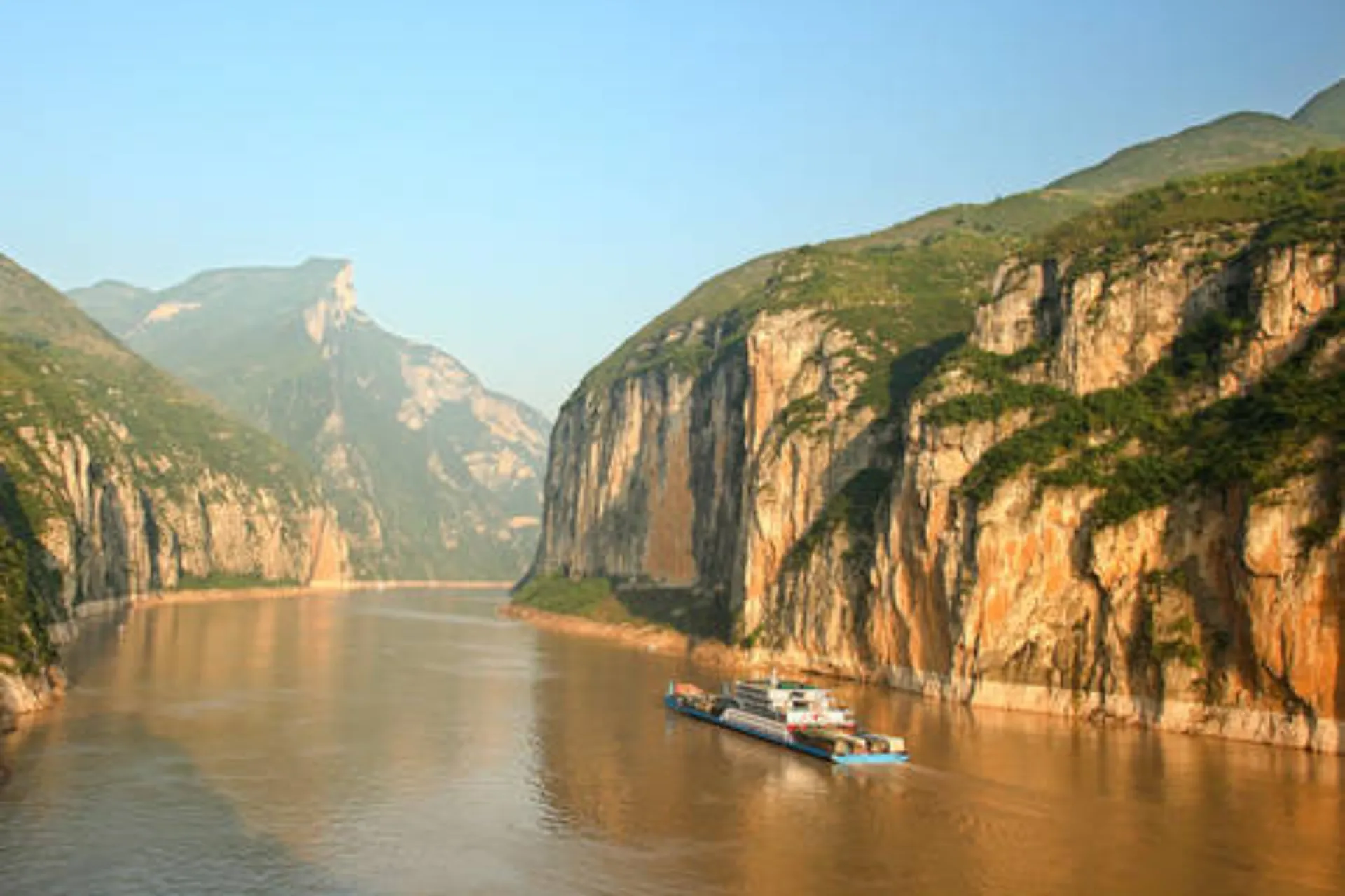 Brama Kuimen to naturalna „brama” do wąwozu Qutang – pierwszego i najwęższego z Trzech Przełomów na rzece Jangcy Brama Kuimen to naturalna „brama” do wąwozu Qutang – pierwszego i najwęższego z Trzech Przełomów na rzece Jangcy