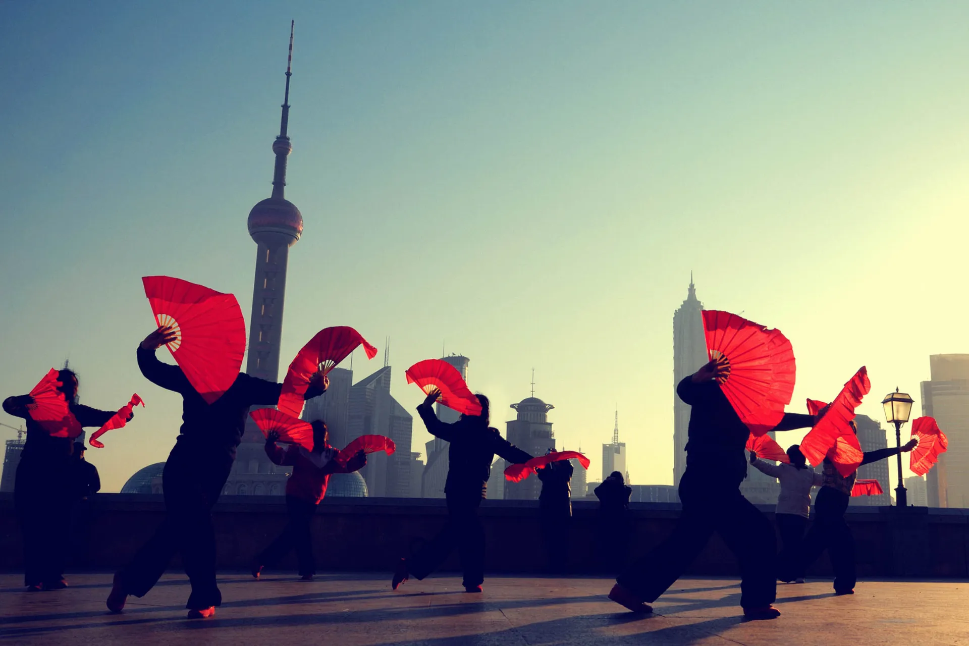 Poranne ćwiczenia z wachlarzami – prawdopodobnie forma tai chi Poranne ćwiczenia z wachlarzami – prawdopodobnie forma tai chi