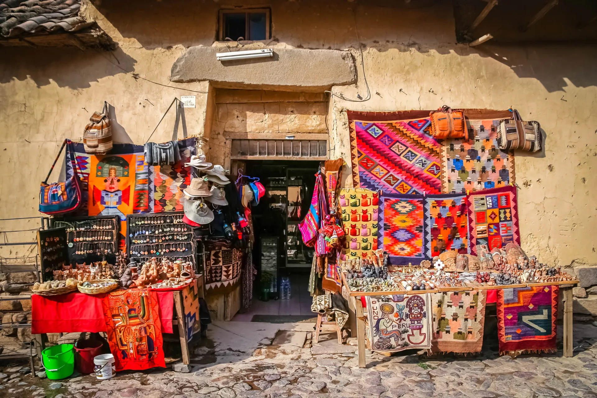 Kolorowy stragan z ręcznie robionymi tkaninami, biżuterią i ceramiką Kolorowy stragan z ręcznie robionymi tkaninami, biżuterią i ceramiką