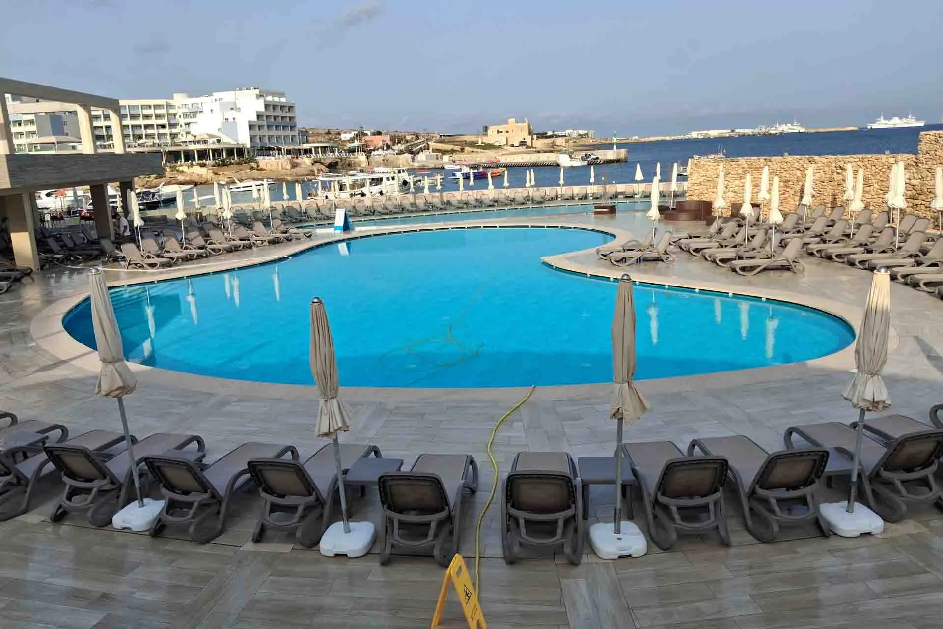 Basen w Ramla Bay Resort w Marfie Basen w Ramla Bay Resort w Marfie