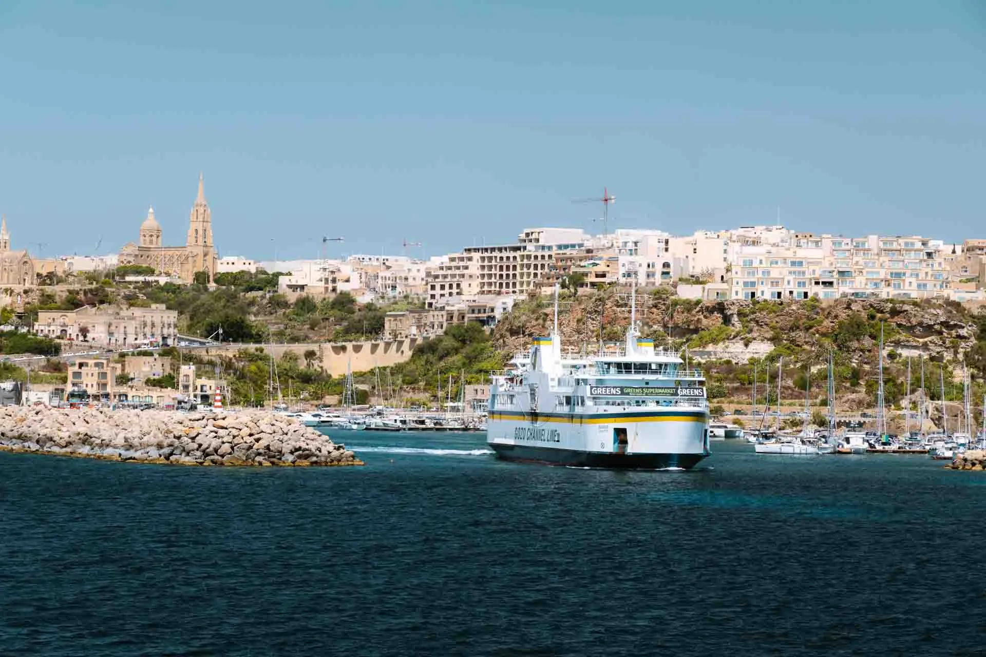 Prom między Maltą a Gozo opuszcza port w Mġarr na Gozo Prom między Maltą a Gozo opuszcza port w Mġarr na Gozo