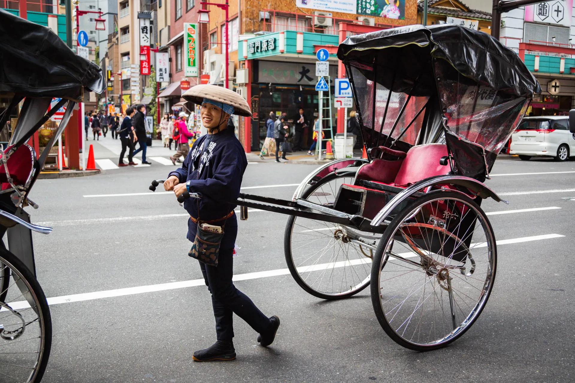 Rikszę ciągniętą przez człowieka pieszo Rikszę ciągniętą przez człowieka pieszo
