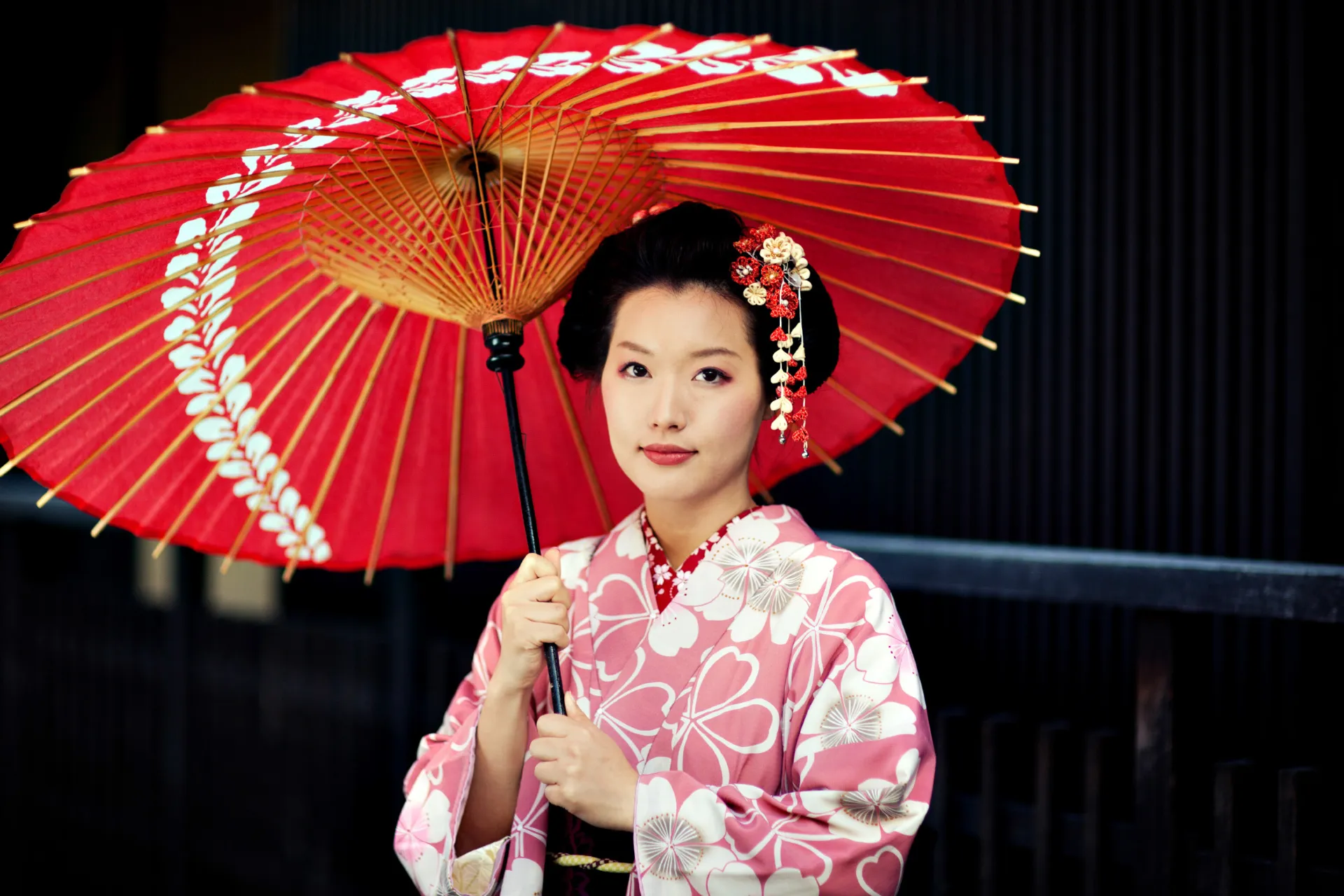 Kobieta w kimonie z pięknie upiętymi włosami Kobieta w kimonie z pięknie upiętymi włosami