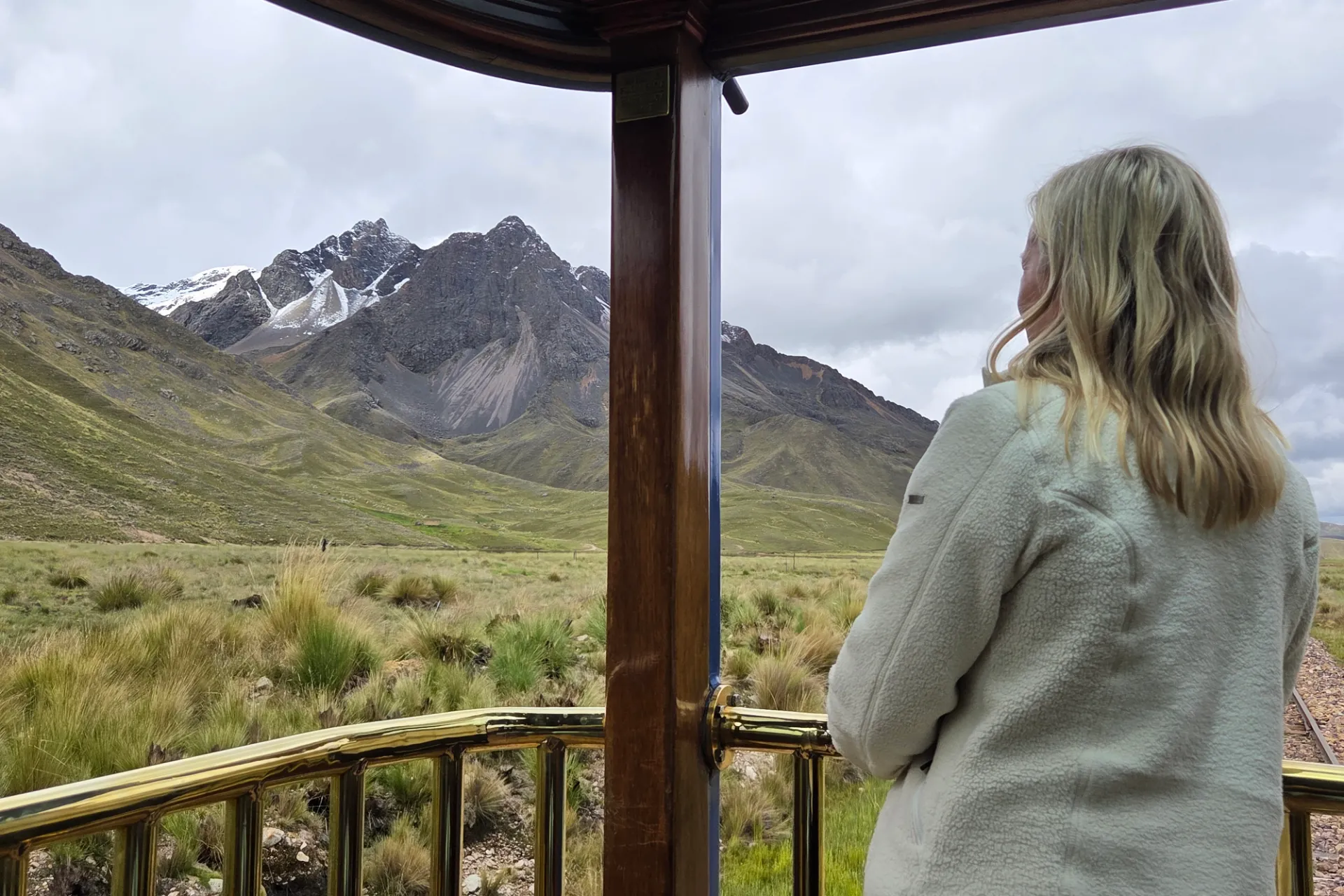 Andy widziane z wagonu widokowego pociągu Andy widziane z wagonu widokowego pociągu