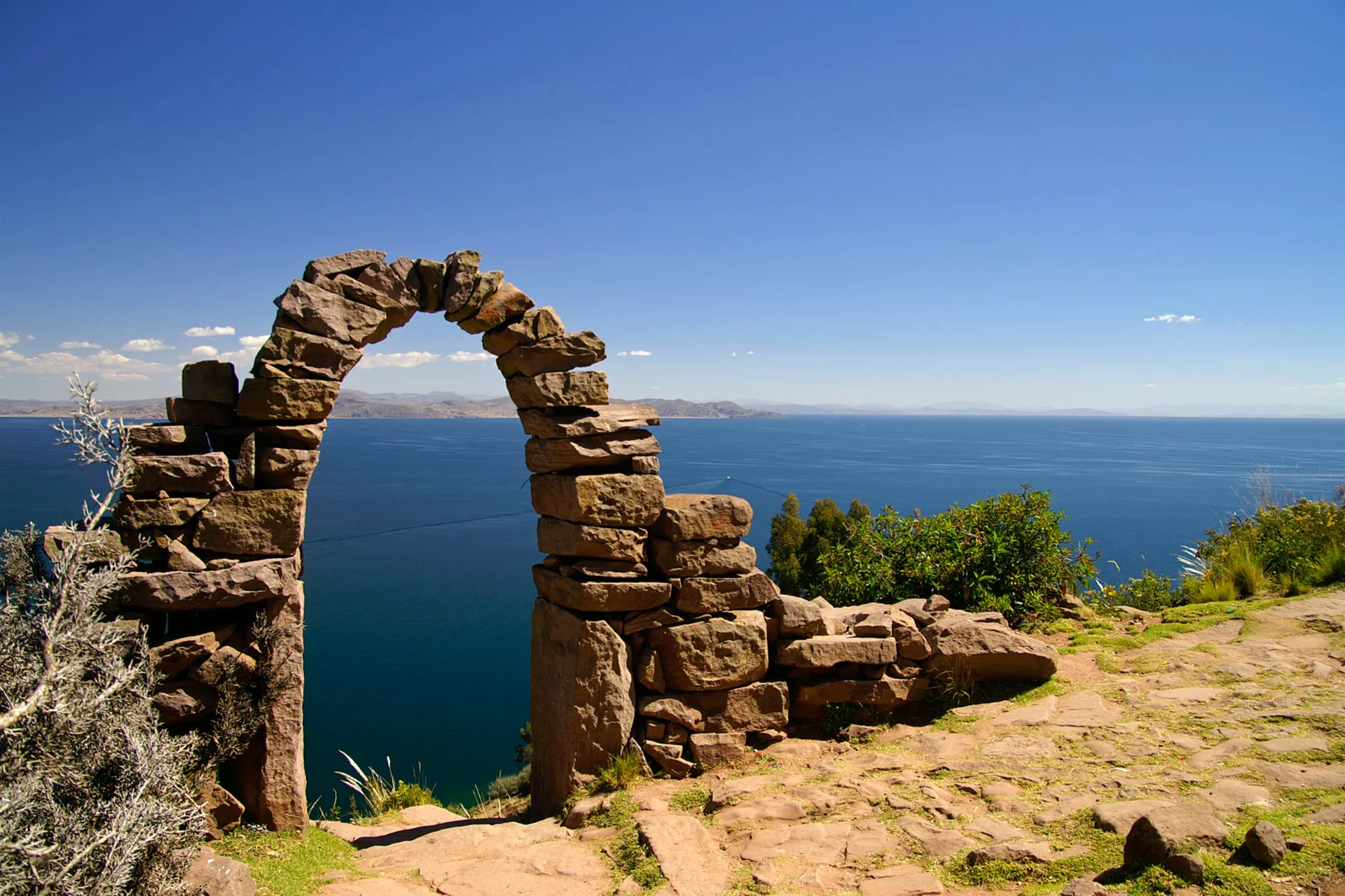 Kamienny łuk na wyspie Taquile na jeziorze Titicaca Kamienny łuk na wyspie Taquile na jeziorze Titicaca