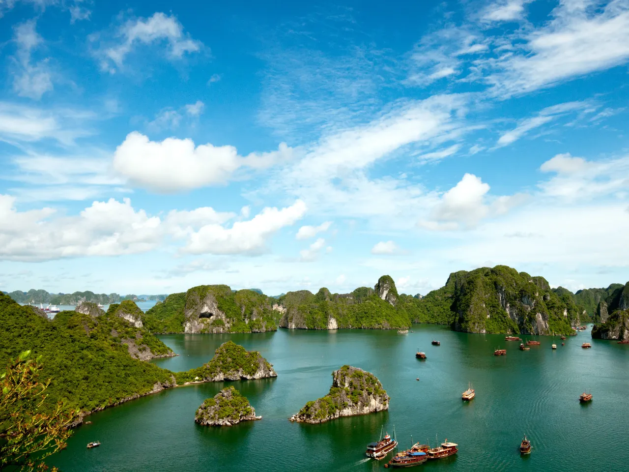 Małe łodzie w zatoce Halong Małe łodzie w zatoce Halong