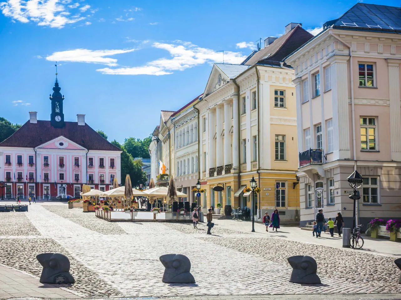 Ratusz w Tartu, Estonia, widziany z Rynku Ratusz w Tartu, Estonia, widziany z Rynku