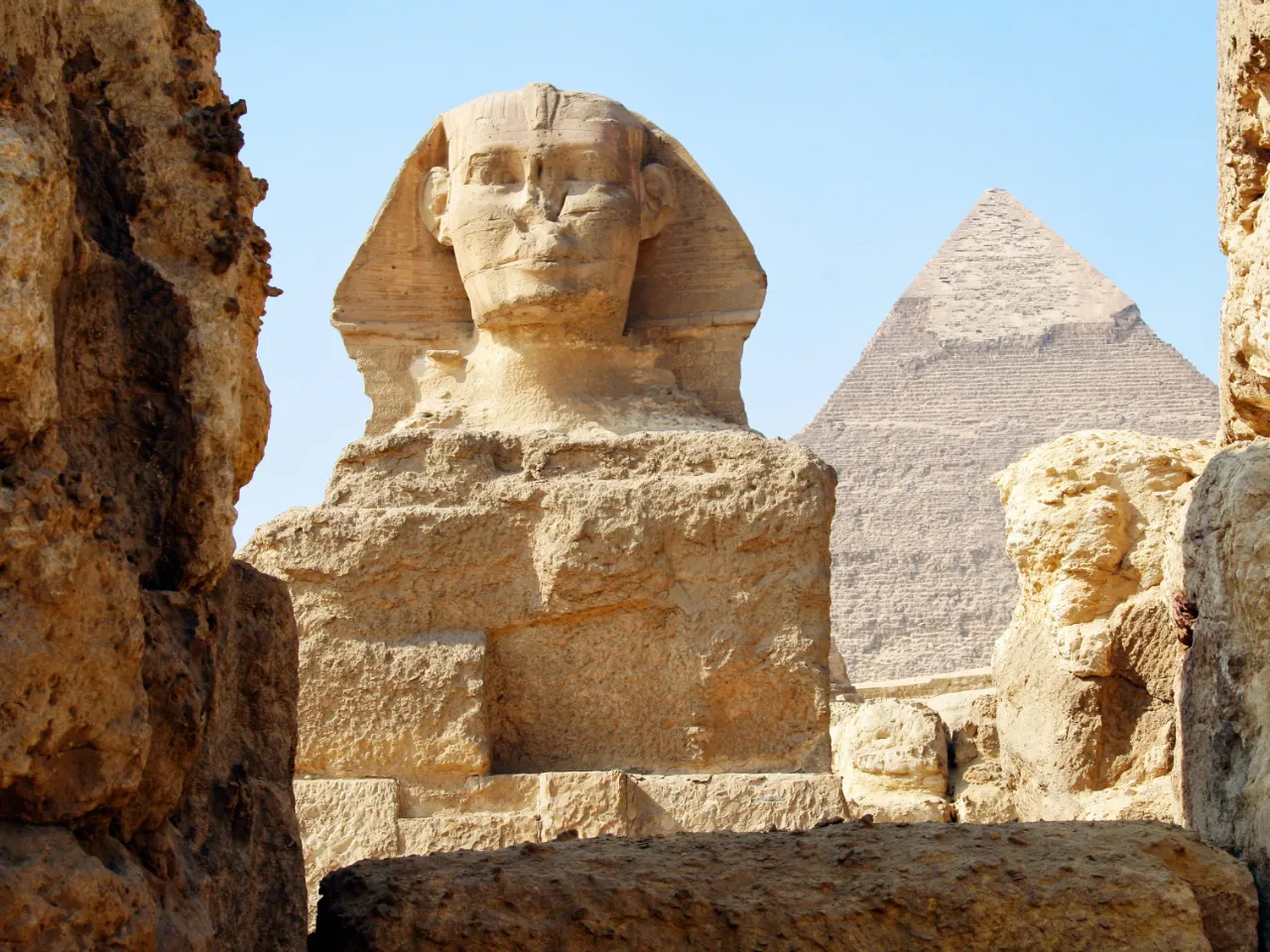 Wielki Sfinks w Gizie z słynną piramidą Chefrena w tle ma 20 m wysokości Wielki Sfinks w Gizie z słynną piramidą Chefrena w tle ma 20 m wysokości
