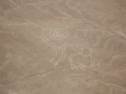Linie Nazca w południowym Peru to ogromne geoglify, z których najbardziej znana jest małpa. Widoczne tylko z powietrza Linie Nazca w południowym Peru to ogromne geoglify, z których najbardziej znana jest małpa. Widoczne tylko z powietrza