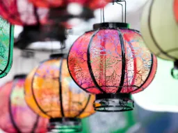 Kolorowe lampiony, które podczas Święta Lampionów symbolizują nadzieję, światło i szczęście Kolorowe lampiony, które podczas Święta Lampionów symbolizują nadzieję, światło i szczęście