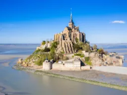 Legendarny Mont-Saint-Michel to tak zwana wyspa pływowa. Woda może wzrosnąć do 14 metrów Legendarny Mont-Saint-Michel to tak zwana wyspa pływowa. Woda może wzrosnąć do 14 metrów