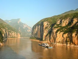 Brama Kuimen to naturalna „brama” do wąwozu Qutang – pierwszego i najwęższego z Trzech Przełomów na rzece Jangcy Brama Kuimen to naturalna „brama” do wąwozu Qutang – pierwszego i najwęższego z Trzech Przełomów na rzece Jangcy