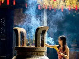 Kobieta z kadzidełkami w świątyni Thien Hau Kobieta z kadzidełkami w świątyni Thien Hau