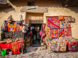 Kolorowy stragan z ręcznie robionymi tkaninami, biżuterią i ceramiką Kolorowy stragan z ręcznie robionymi tkaninami, biżuterią i ceramiką