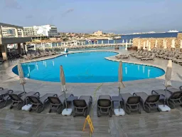 Basen w Ramla Bay Resort w Marfie Basen w Ramla Bay Resort w Marfie