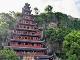 Pagoda Shibaozhai z XVI wieku ma około 56 m wysokości Pagoda Shibaozhai z XVI wieku ma około 56 m wysokości