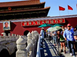 Plac Tian’anmen – może pomieścić ponad milion ludzi Plac Tian’anmen – może pomieścić ponad milion ludzi