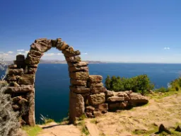 Kamienny łuk na wyspie Taquile na jeziorze Titicaca Kamienny łuk na wyspie Taquile na jeziorze Titicaca